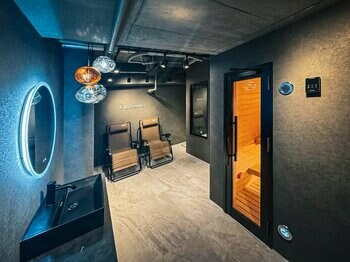 麻布十番駅徒歩１分のプライベートサウナ施設「Olu sauna」へボックスサウナを2台導入。東京都の厳格な消防基準をクリアした施設向けのビルトイン施工事例