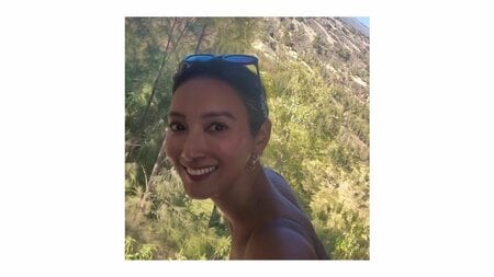 菜々緖 “人生初”登山でスラッと美脚を披露！インドネシアのリンジャニ山で小麦肌輝くワイルドな姿に「眼福」「自然が似合う」