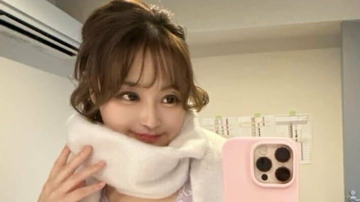 鈴木奈々 ランジェリー姿にマフラーを巻いたドキドキ自撮りショットを披露！やさしくにっこりほほ笑む様子に「最高に色っぽい♡」「スタイル良すぎ」