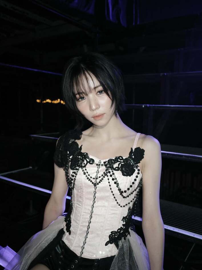 NiziU・MAYA “絶対領域”見せニーハイブーツ衣装にファン悶絶！「ビジュ