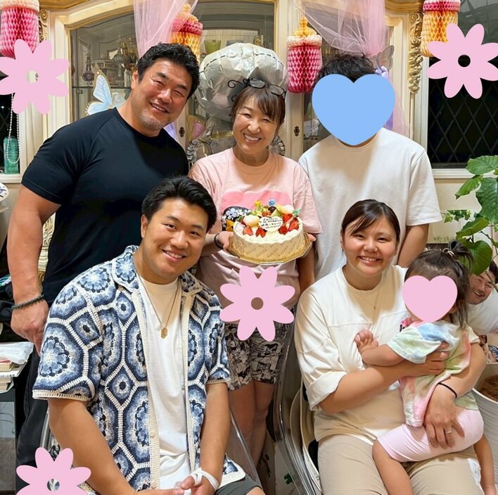 心霊写真じゃありません」北斗晶の誕生日お祝い写真に佐々木健介が2人