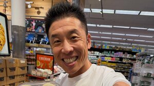 なかやまきんに君 LAスーパーで“特大商品”に負けないムキムキ筋肉披露！“筋急調査”でマッチョ必須な食品持った姿に「筋肉がカッコよすぎ」