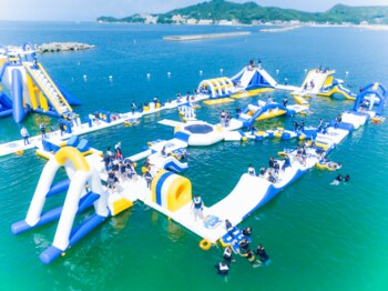 関西最大級・全周約260mにパワーアップした海上アスレチック「AQuaLooP（アクアループ）」7月4日（土）夏本番目前に、片男波海水浴場に今夏もオープン！