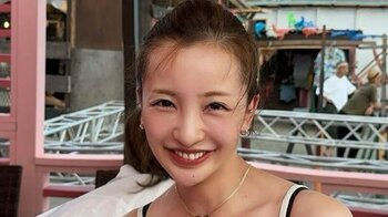 板野友美 キャミ姿で鎖骨浮き出た“美デコルテ”を大胆披露！マリンスポーツ終わりのオフショに「夏が似合う」「笑顔いいっ！」