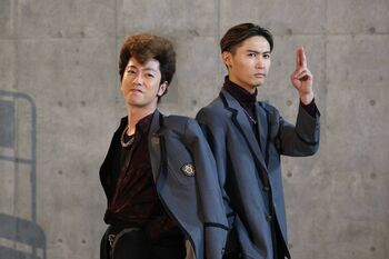 A.B.C-Z 橋本良亮＆河合郁人、りりしい学生服で全力コント！「ジャニ高の兄貴だ」