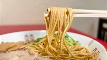 バッテリィズ・エース「食べると大阪に戻ってきたんかと…」味が濃くて王道の醤油ラーメンを紹介＆M-1準優勝後、激変した仕事事情も明かす