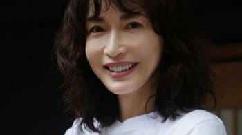 長谷川京子 “ミニ丈ボトムス×ルーズソックス”で美脚際立つショット公開！モノトーンコーデに「スタイル抜群」