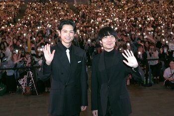 松村北斗の登場に釜山が熱狂！野外スクリーンで『秒速5センチメートル』を大勢の観客と鑑賞し「チンチャ カムサハムニダ」と感謝