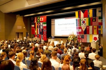【関西外国語大学】2026年度の9月入学式が挙行され、学部への編入学生や留学生、38ヵ国・地域の449人が外大生に仲間入りしました