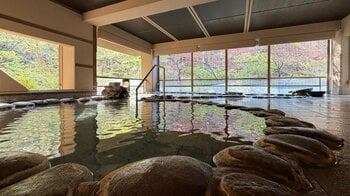 【7月1日開業】源泉力特化型ブランド『源泉一途 岩手雫石』が誕生。無加水・無加温の生の温泉に加え、マグロ解体ショーやズワイ蟹、名物わんこそばまで五感で楽しむ食の演出をご用意。