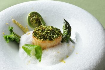 【リゾナーレトマム】春に旬を迎えるアスパラガスと、北海道の海の幸を味わい尽くすディナーコースを提供