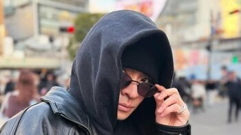 ファン“パニック”！？岸優太 渋谷のド真ん中でお忍び姿披露！完全防備も溢れるオーラに「バレないの！？」