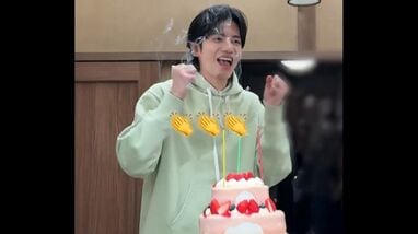 志尊淳 誕生日！】増田梨沙＆千葉惣二朗からのプレゼントに笑顔