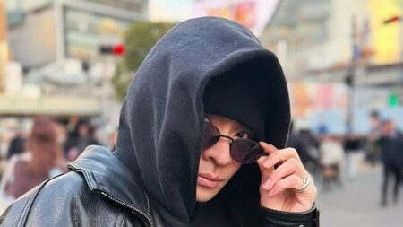 ファン“パニック”！？岸優太 渋谷のド真ん中でお忍び姿披露！完全防備も溢れるオーラに「バレないの！？」