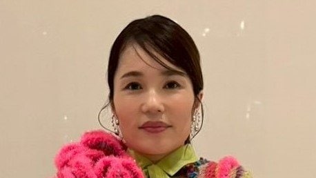 平野ノラ「腸がはみ出ちゃった」！？斬新なカラフル衣装披露にファン驚き ルンルンで“腸”を持って撮影するショットも