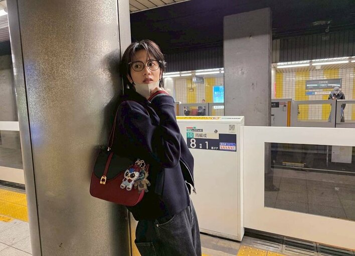 【画像16枚】「目立ち過ぎだよー！」オーラ全開で駅のホームにたたずむ私服姿の志尊淳を見る