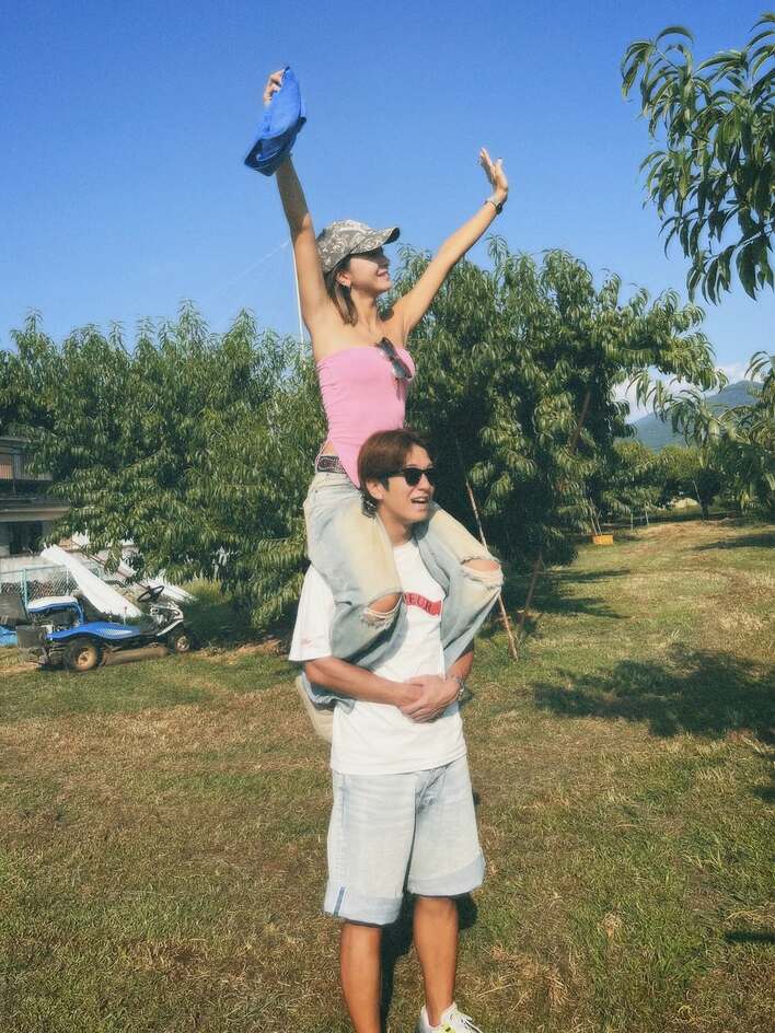 【画像7枚】「お似合いの夫婦」みちょぱ＆大倉士門のシャインマスカット狩りでの仲良し肩車ショットを見る