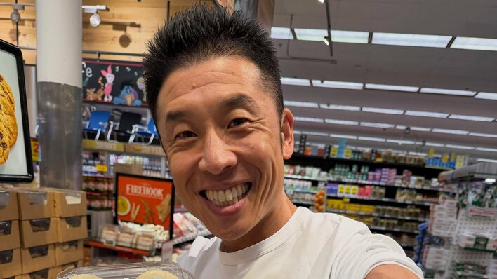 なかやまきんに君 LAスーパーで“特大商品”に負けないムキムキ筋肉披露！“筋急調査”でマッチョ必須な食品持った姿に「筋肉がカッコよすぎ」