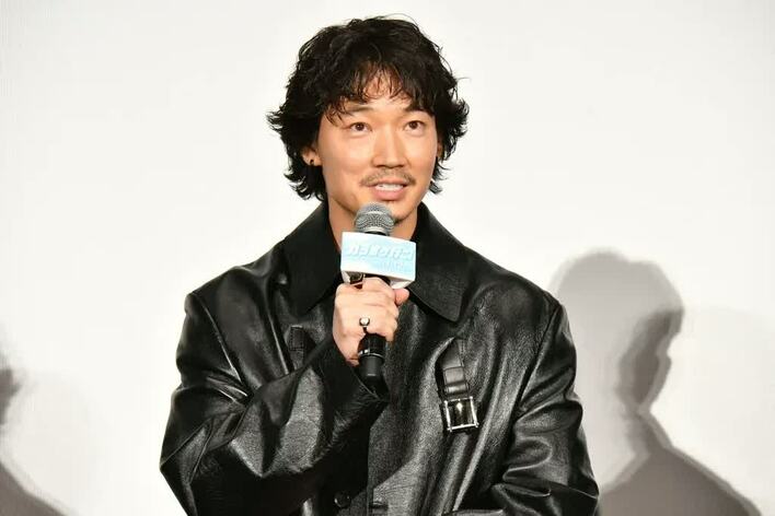 綾野剛 主演作でX JAPANの「紅」を熱唱！「全編、裏声で歌っています