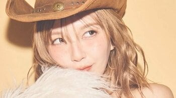 宇野実彩子 ミニ丈“カウギャール”姿に「ビジュ良すぎ」とファン悶絶！ピストルを向けるキュートなしぐさも「笑顔に撃たれちゃった！」