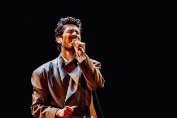 デビュー30周年を迎えた平井堅の最新ツアー「Ken‘s Bar」から東京公演をWOWOWで放送・配信！過去の名ライブとあわせて4カ月連続で特集！