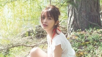 長濱ねる「あまりにもオフな状態です」風切るボートでぬくぬくショット！ “バブみボディ”話題の2nd写真集 先行カット第7弾解禁