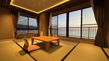 【夏空に咲く大輪の華】夏の海水浴シーズンは熱海温泉へ！7月の熱海海上花火大会は20日（月祝）、26日（日）。特等席確約の送迎付きプランの販売中。空席少なくなっているので、ご予約はお早めに！