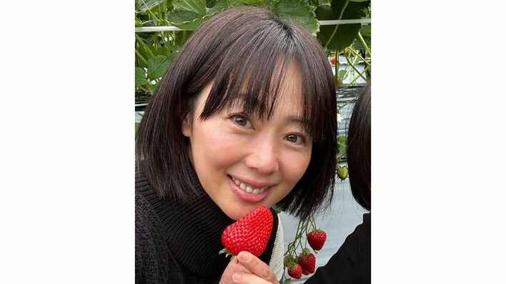 井上和香 10歳長女といちご狩りを満喫する仲むつまじい親子2ショット公開！幸せいっぱいな笑顔を浮かべた姿に「かわいい♡」「おいしそう～！」
