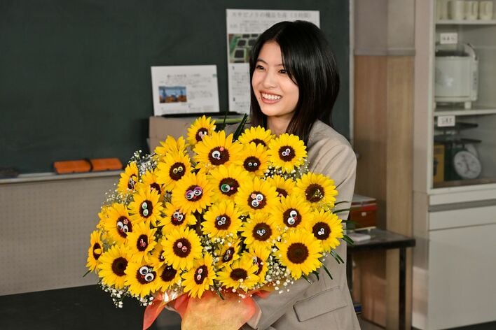 出口夏希が笑顔のクランクアップ！北村匠海に「生徒でも、先生になってからも助けてもらいました」と感謝『サバ缶、宇宙へ行く』