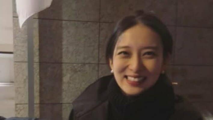 【画像】「ご夫婦？でデートですか」武井咲がイルミネーションのそばを散歩する幻想的なショットを見る