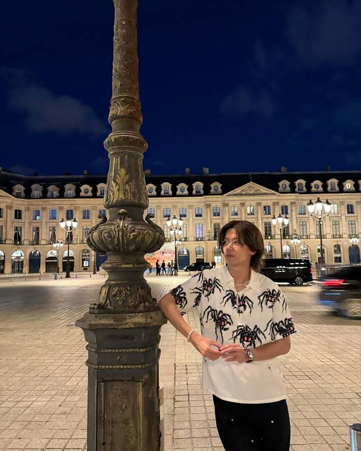 神宮寺勇太 パリ・凱旋門前で思わず爆笑！？おちゃめな姿に「貴公子の