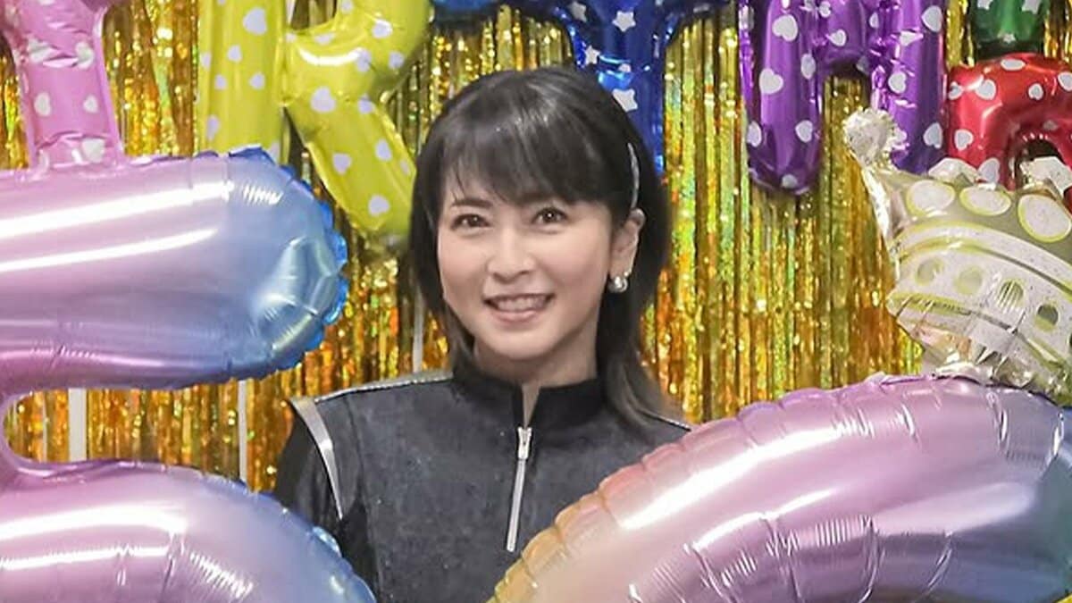 56歳・森高千里 今も変わらぬミニスカ衣装で“絶対領域”披露！誕生日
