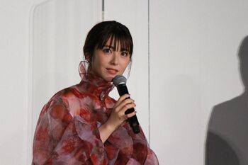 浜辺美波が高杉真宙の“顔芸”にニッコリ「そんなに準備運動するかな〜って」