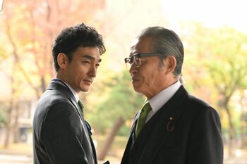 亨（草彅剛）が犬飼大臣（本田博太郎）からすべてを奪う時が！？『罠の戦争』第3話予告