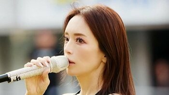 「絶対女王感すごい」浜崎あゆみ 黄金色に輝く豪華衣装で熱いパフォーマンスを披露！貴重なリハショットも