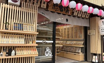 浅草エリア4店舗体制へ！箸専門店『箸や万作』と和傘専門店『北斎グラフィック』が「浅草おまいり町」に2026年8月下旬、2店舗同時オープン！