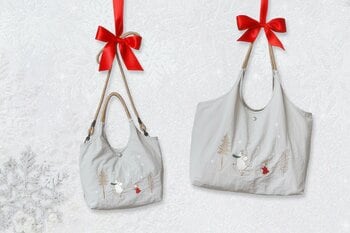 【ムーミン】心躍る冬の新作。雪景色をまとうアートのような刺繍バッグが登場。ムーミンとリトルミイが雪の日を楽しむ、心温まるワンシーンを表現。冬の装いを格上げする特別な軽いバッグでお出かけしませんか？