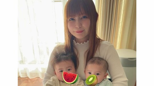 「ほんとにそっくり！」中川翔子 双子兄とパパの“一卵性レベル”の激似ショット披露！生後4ヵ月を迎えた表情豊かな2人の姿に「可愛すぎて幸せ」