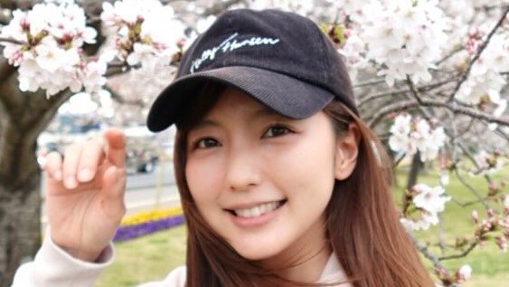 真野恵里菜 1歳我が子のほっこりショットを公開！“桜に興味津々”お花見満喫で花びらに手を伸ばす様子に「素敵な写真」「小さくてかわいい」