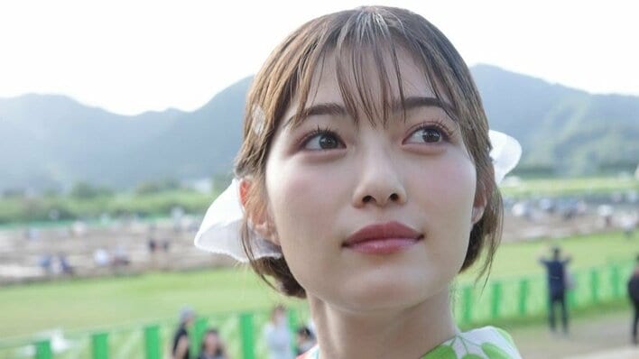 「Tシャツのクセw」井上咲楽 黙々と梨剥きも常に映り込むある男の姿に爆笑！迷いのない包丁さばきに「見てて気持ち良い」