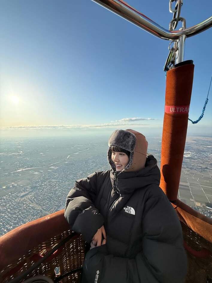 【画像】「こ、怖くなかと？？」高所苦手な原菜乃華 気球での自撮りショットを見る