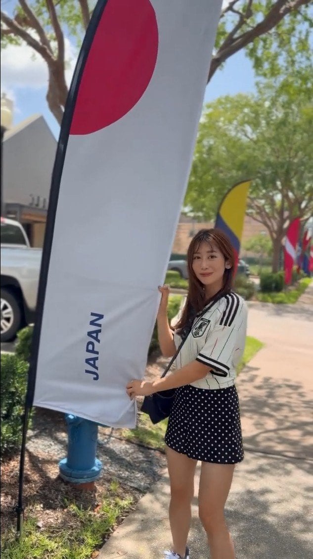 【ブラジル戦着用決定】サッカー日本代表アウェイユニフォームレディスL スタイルよすぎ！」中川安奈 サッカー日本代表のアウェイユニホーム