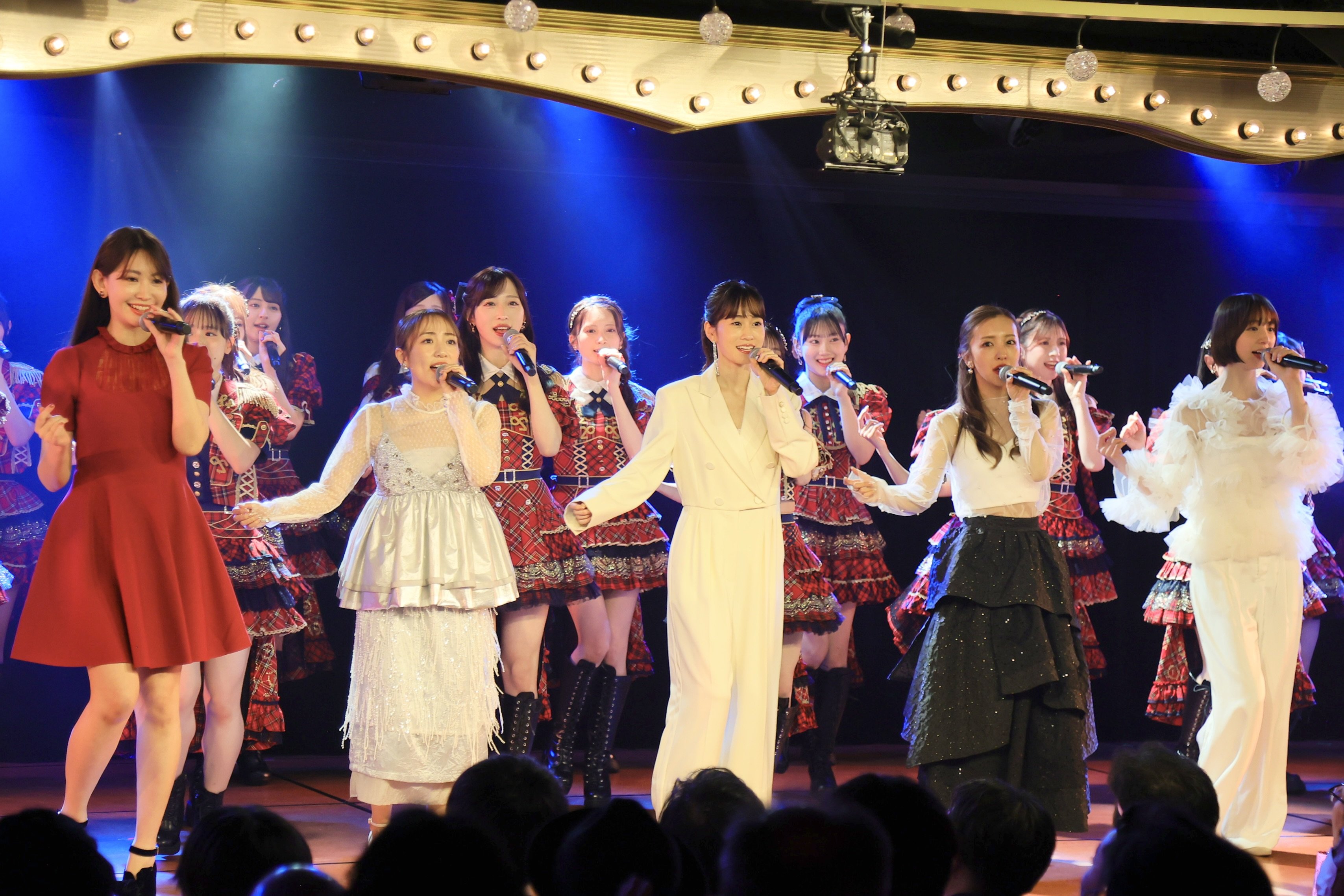 前田敦子・高橋みなみ・小嶋陽菜らAKB48劇場のステージに登場！「死に