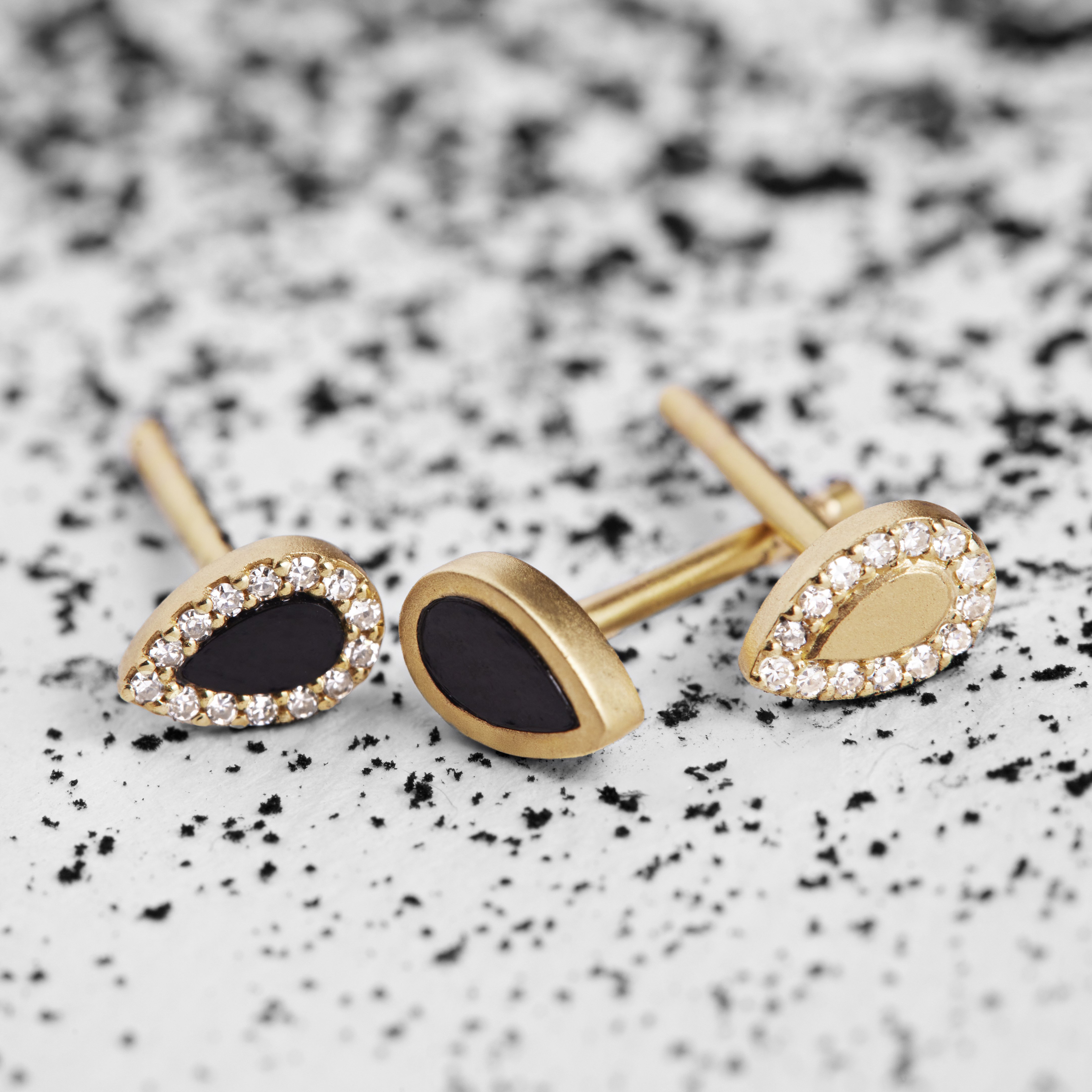 ブランイリス ピアス　ブラック　ノワールコレクション　AVANTGARDE ブランイリス ピアス ブラック ノワールコレクション AVANTGARDE