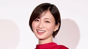 「見惚れちゃいます」岡崎紗絵 深めスリットの美脚際立つドレス姿を披露！全身真っ赤のエレガントな装いに「最高に似合ってます」