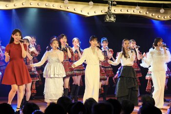 前田敦子・高橋みなみ・小嶋陽菜らAKB48劇場のステージに登場！「死にもの狂いでやっていた」と当時を振り返る