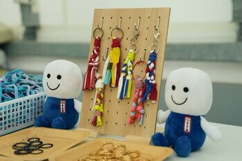 ナインティナイン・矢部浩之がプロデュースする子どもたちのサッカー大会『やべっちCUP 2025』にBOOKOFF協賛＆ブース出展決定！ブースでは「ミサンガづくり」ワークショップを開催！