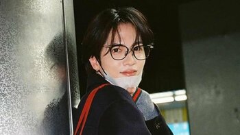 「電車乗るの！？」志尊淳 オーラ全開で駅のホームにたたずむ姿にファン歓喜！“写真集レベル”のプライベートショット大量公開に「目立ち過ぎ！」