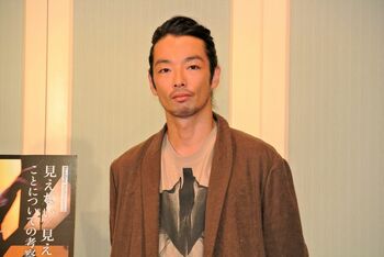 森山未來が新感覚朗読ソロパフォーマンスツアーを開催――声と身体、そして光で感じてほしい