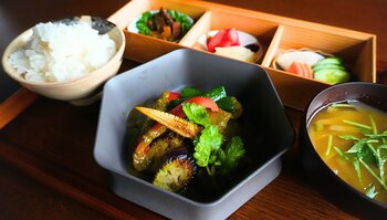 【創業230年の革新】漬物老舗「河村屋」が、「薬膳グリーンカレー」を提供開始。漬物職人の発酵技術と和出汁が織りなす、現代社会人の心身を整える新感覚の“整う”一皿。